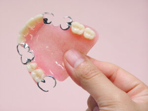 保険の入れ歯で十分って本当？保険適用外との違いやだめだったときの解決のヒント